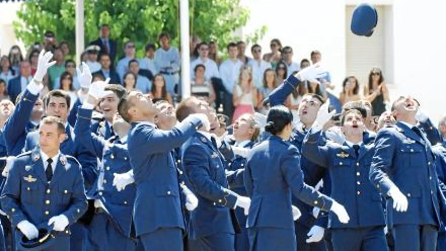 Los nuevos oficiales lanzaron, como de costumbre, sus gorras al aire después de que el Príncipe Don Felipe diera la orden de «rompan filas»