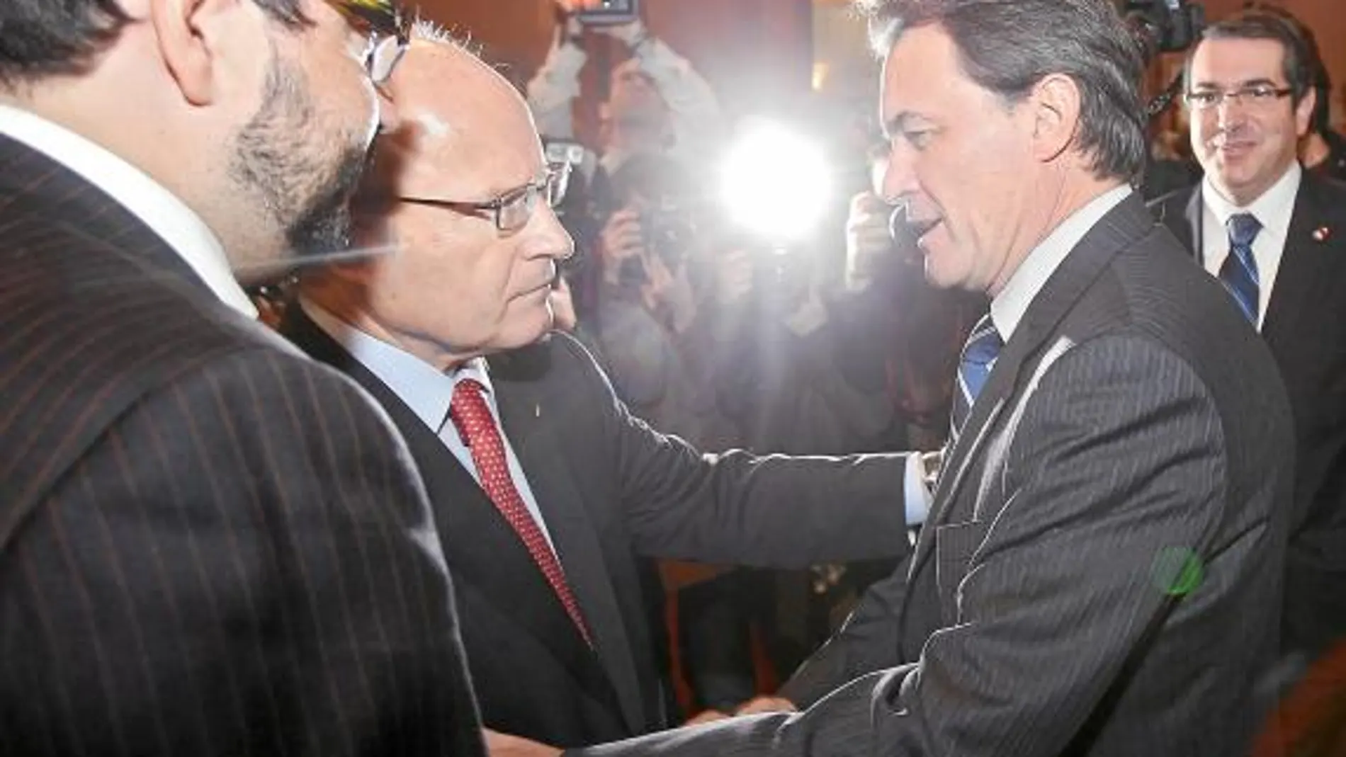 Montilla y Mas se vieron ayer por primera vez tras las elecciones en el Palacio de Justicia