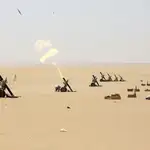 Saldados saudíes disparan fuego de mortero desde Najran, frontera de Arabia Saudí con Yemen