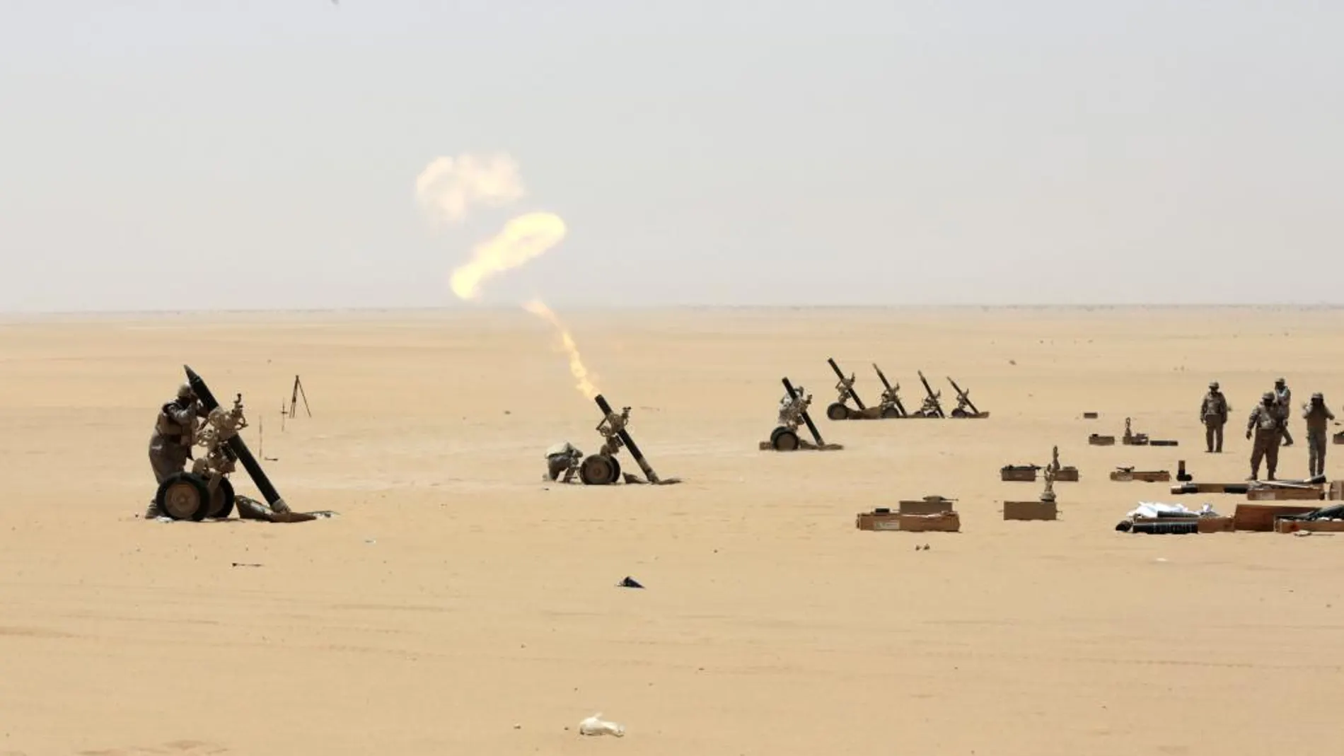 Saldados saudíes disparan fuego de mortero desde Najran, frontera de Arabia Saudí con Yemen