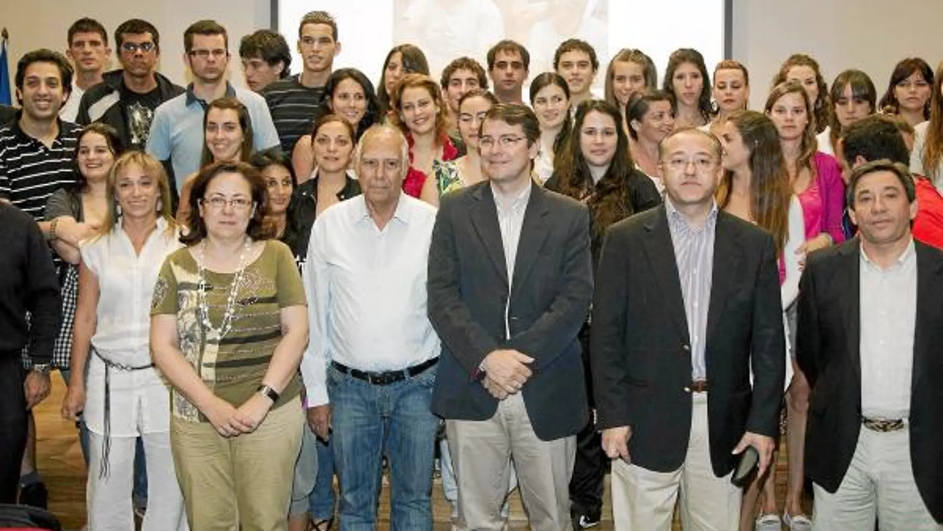 Fernández Mañueco clausura el III Encuentro Internacional de jóvenes en Salamanca