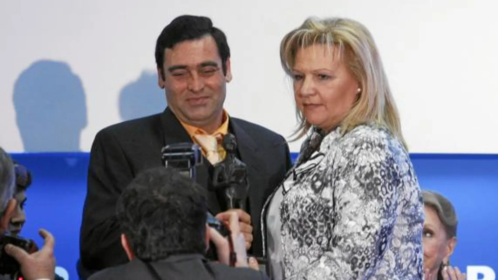 El premiado Joaquín López, junto a la presidenta de la Asociación de Víctimas del Terrorismo, Ángeles Pedraza