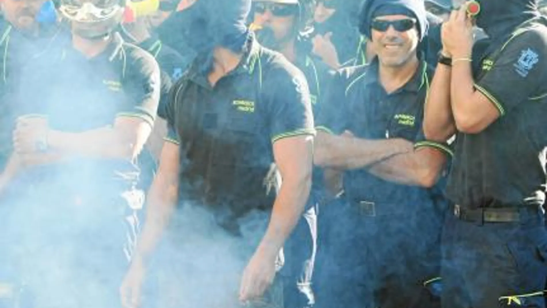 Los bomberos utilizaron cascos, pasamontañas y máscaras para evitar ser identificados