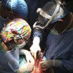 El cirujano Javier Moya (d) y su equipo en un quirófano del Hospital Reina Sofía de Córdoba, durante un trasplante de corazón