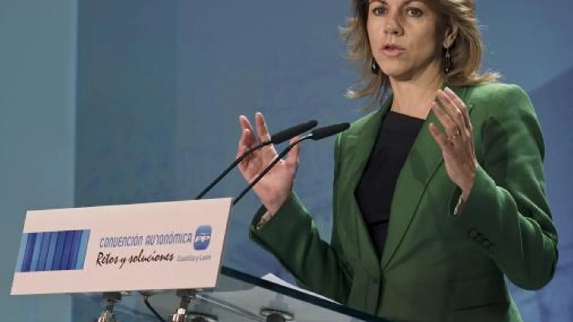 Cospedal cuenta el chiste de Zapatero: «El que se mueva, pierde»
