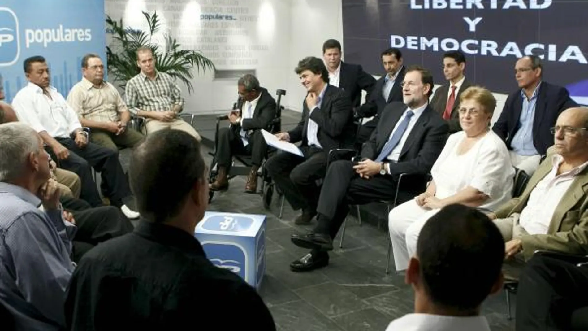 Rajoy recibe a los ex presos cubanos y dará la cara por ellos en la UE