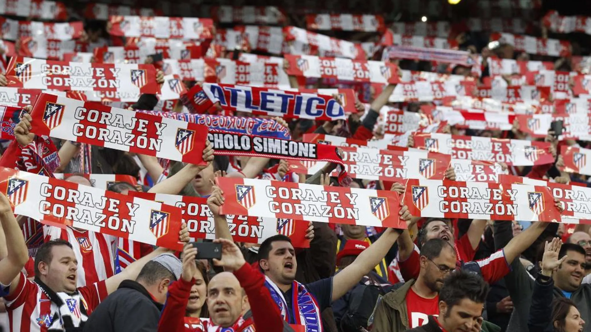 Aficionados del Atlético de Madrid en el Vicente Calderón