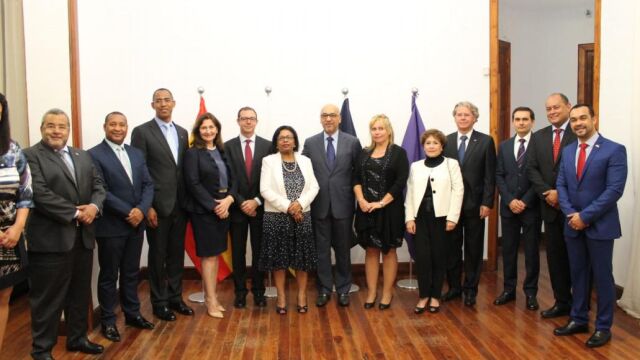 El embajador Aníbal de Castro (en el centro) acompañado en una foto de familia por los cónsules de Barcelona, Madrid, Uruguay, Portugal, Hungría, Guatemala, Suiza, Honduras, Sevilla y las Islas Canarias