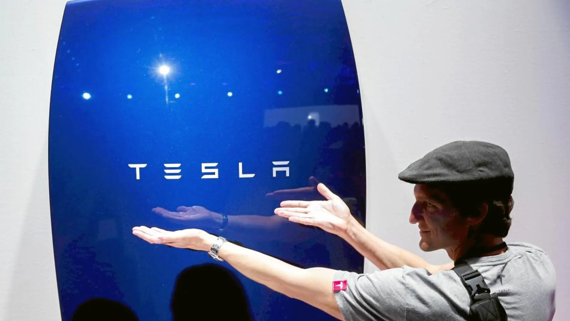 Un asistente a la presentación de Tesla posa con la Powerwall