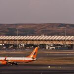 Hasta 17 horas diarias han trabajado algunos controladores cobrando la mayoría como horas extras. En la imagen, torre de control de la T-4