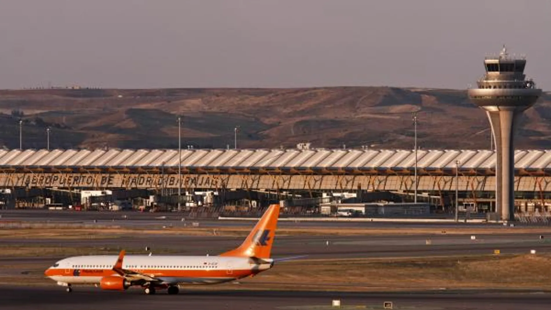 Hasta 17 horas diarias han trabajado algunos controladores cobrando la mayoría como horas extras. En la imagen, torre de control de la T-4