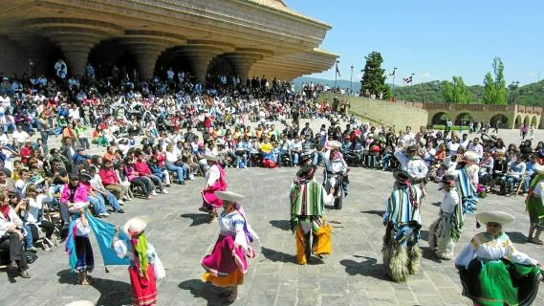 Hispanoamericanos y polacos, con la Virgen en Torreciudad