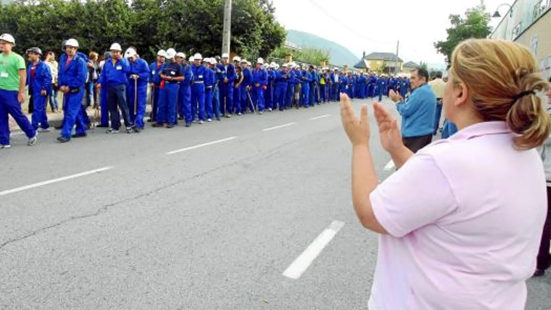 Los mineros siguen recibiendo muestras de cariño a su paso