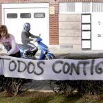 Vecinas de Palencia cuelgan una pancarta de apoyo a Marta Domínguez en el barrio de la campeona mundial de 3.000 obstáculos