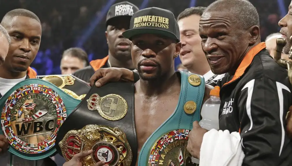 Floyd Mayweather Jr.posa con su nuevo cinturón de campeón