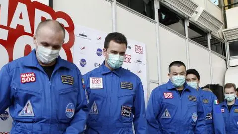 El equipo de investigadores se felicita después de concluir los tres meses de pruebas/Ap