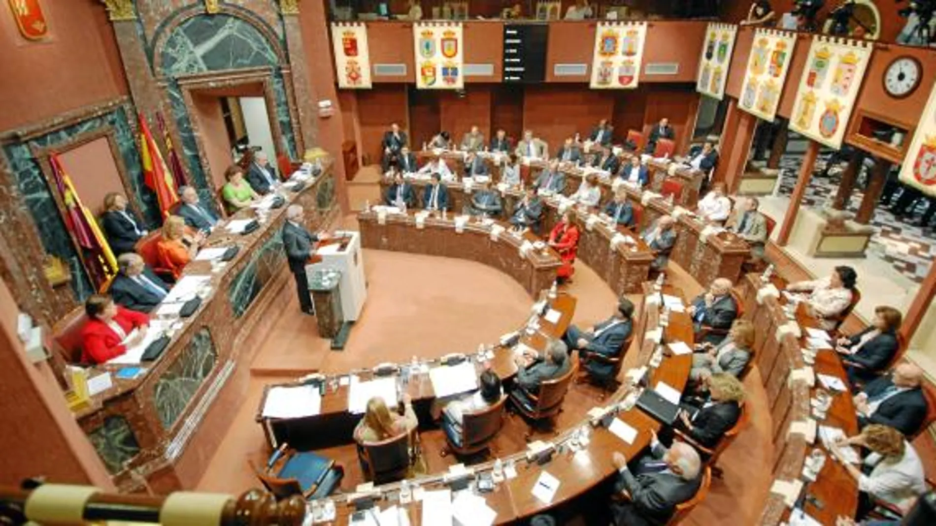 La Asamblea acoge una intensa jornada de debate con el recorte salarial