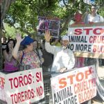 Protesta de los antitaurinos ayer ante el Parlamento catalán