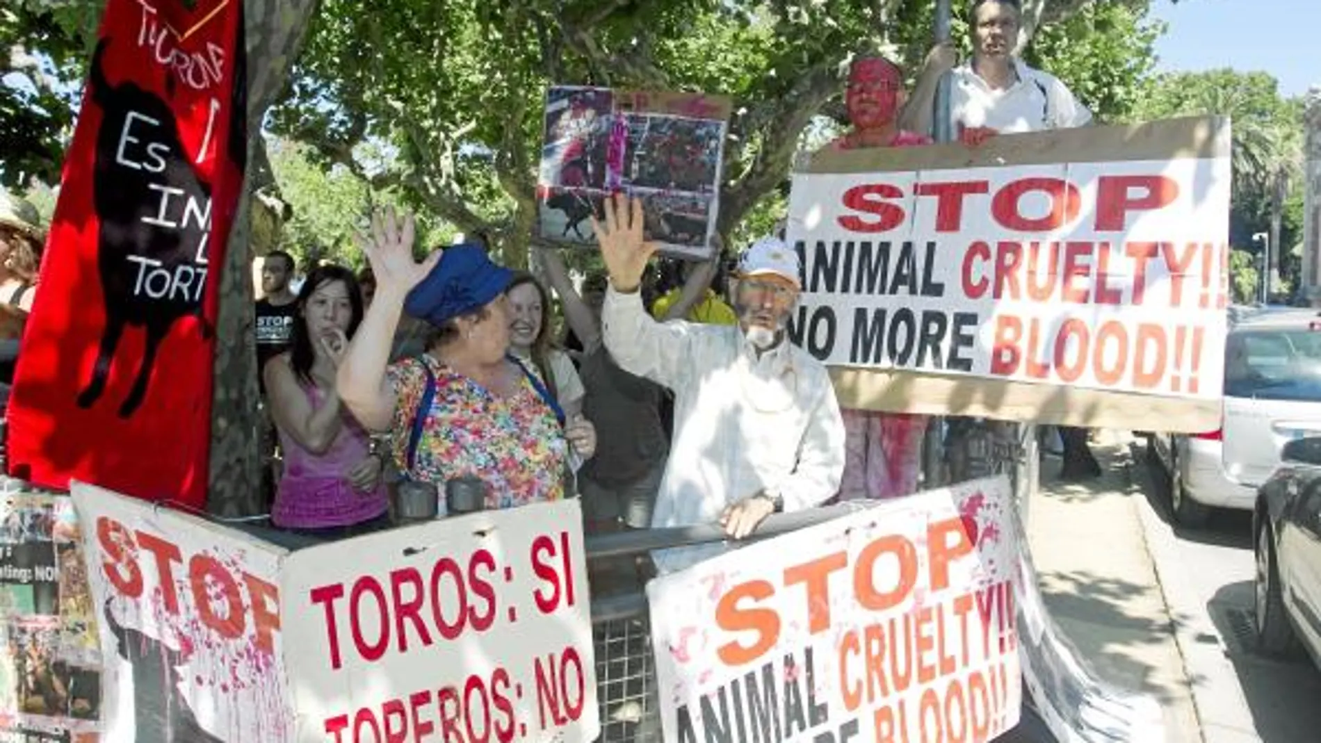 Protesta de los antitaurinos ayer ante el Parlamento catalán