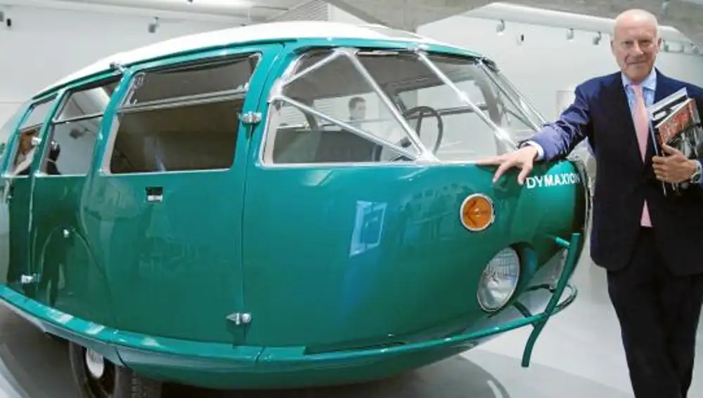 Norman Foster, en 2019 en Madrid, junto al Dymaxion Car