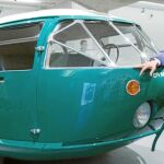 Norman Foster, en 2019 en Madrid, junto al Dymaxion Car