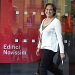 La ganadora de las elecciones en Barcelona por BComú, Ada Colau, a su salida del Ayuntamiento