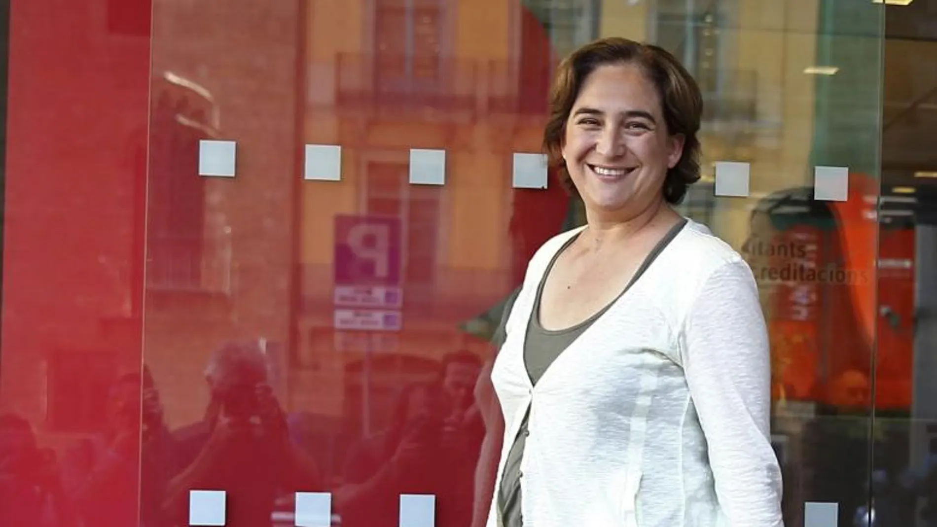 La ganadora de las elecciones en Barcelona por BComú, Ada Colau, a su salida del Ayuntamiento