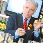 Dale Degroff, mientras prepara los J&B Mood Cocktails en Madrid