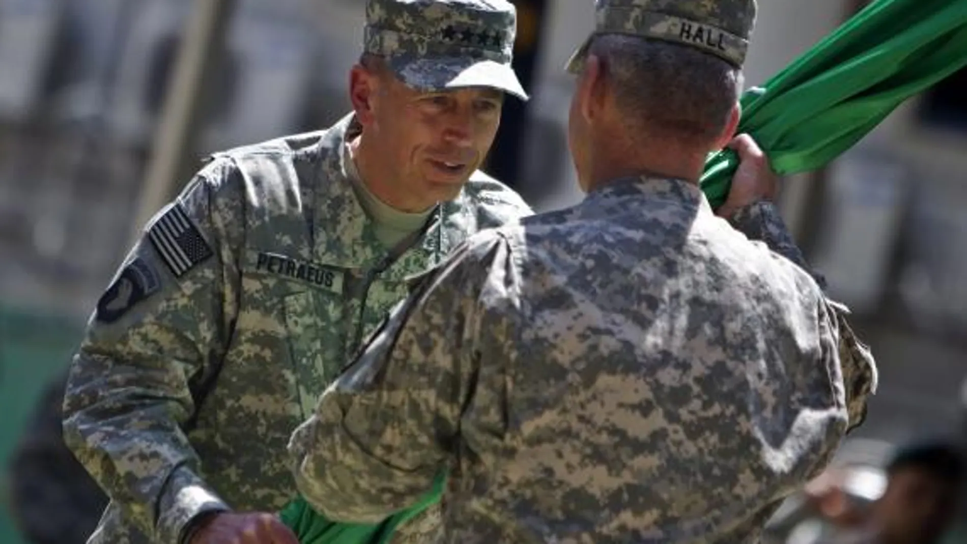Petraeus admite que la guerra en Afganistán está «en un momento crítico»