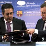 El presidente del FC Barcelona, Sandro Rosell (d), acompañado del responsable de de Qatar Sports Investment, Ahmad al Sulaiti, durante la firma esta tarde en las instalaciones del Camp Nou del acuerdo de patrocinio
