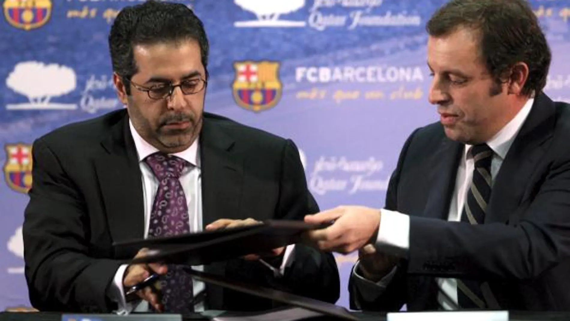 El presidente del FC Barcelona, Sandro Rosell (d), acompañado del responsable de de Qatar Sports Investment, Ahmad al Sulaiti, durante la firma esta tarde en las instalaciones del Camp Nou del acuerdo de patrocinio
