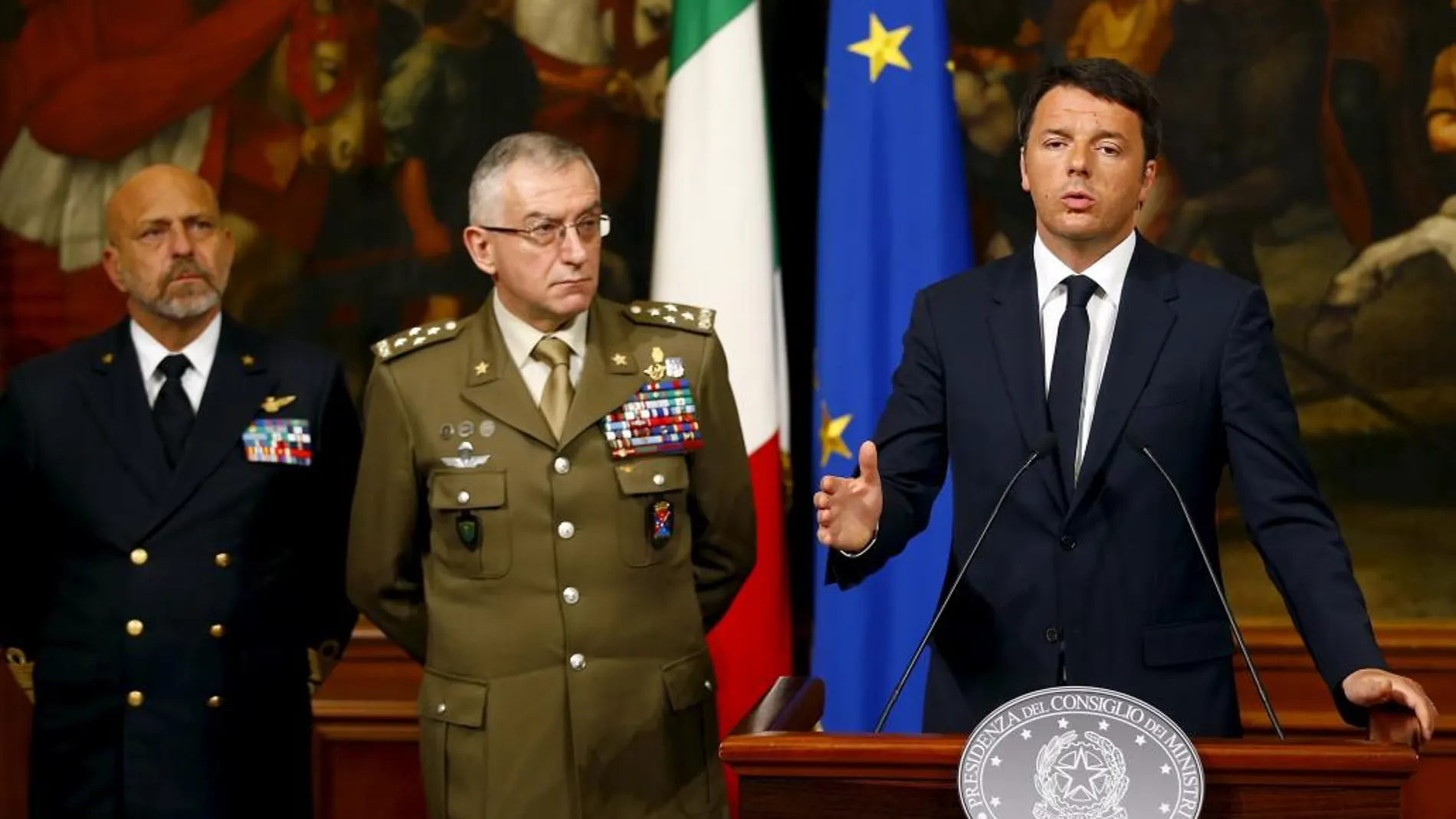 Matteo Renzi, junto al general General Claudio Graziano durante una rueda de prensa en el palacio Chigi tras el nuevo naufragio en el Mediterráneo.