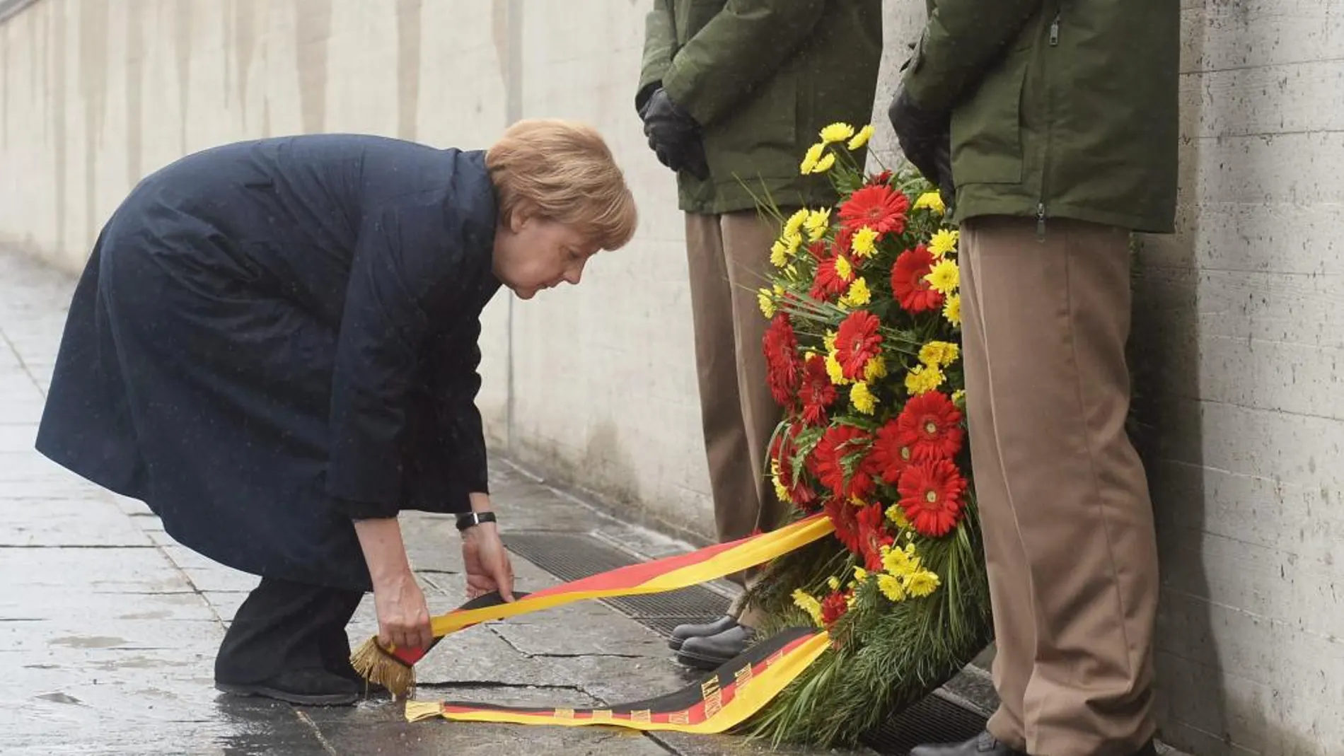 Merkel deposita unas flores en durante la conmemoración del 70 aniversario de la liberación del campo de concentración de Dachau.