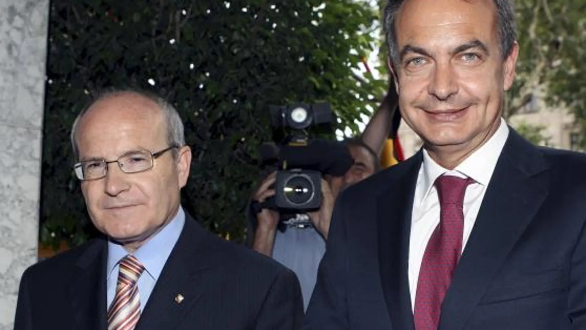 El presidente del Gobierno, José Luis Rodríguez Zapatero (d), y el presidente de la Generalitat, José Montilla (imagen de archivo)