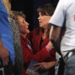 La candidata republicana del estado de Delaware Christine O'Donnell (c), habla ante seguidores junto a su madre Carole (i) tras reconocer la victoria del demócrata Chris Coons