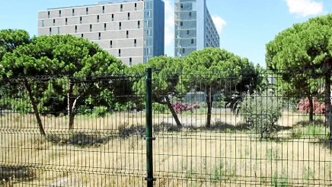Arriba,los pisos protegidos que han sufrido robos, frente al solar donde se trafica con drogas. A la derecha, el símbolo de los «Latin Kings»