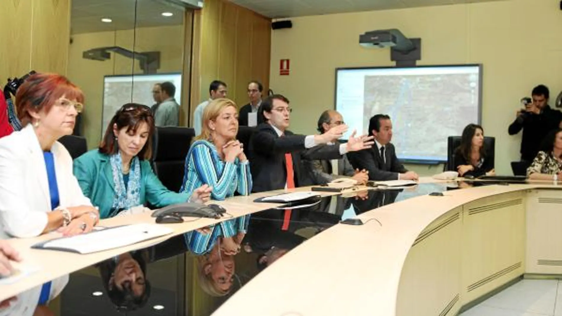 Fernández Mañueco recibió la visita en el 112 de los miembros de la Comisión de Interior de las Cortes