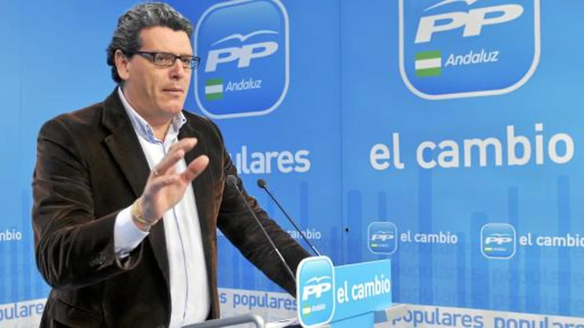 El vicesecretario general del PP andaluz, Ricardo Tarno, ayer en la sede regional del partido