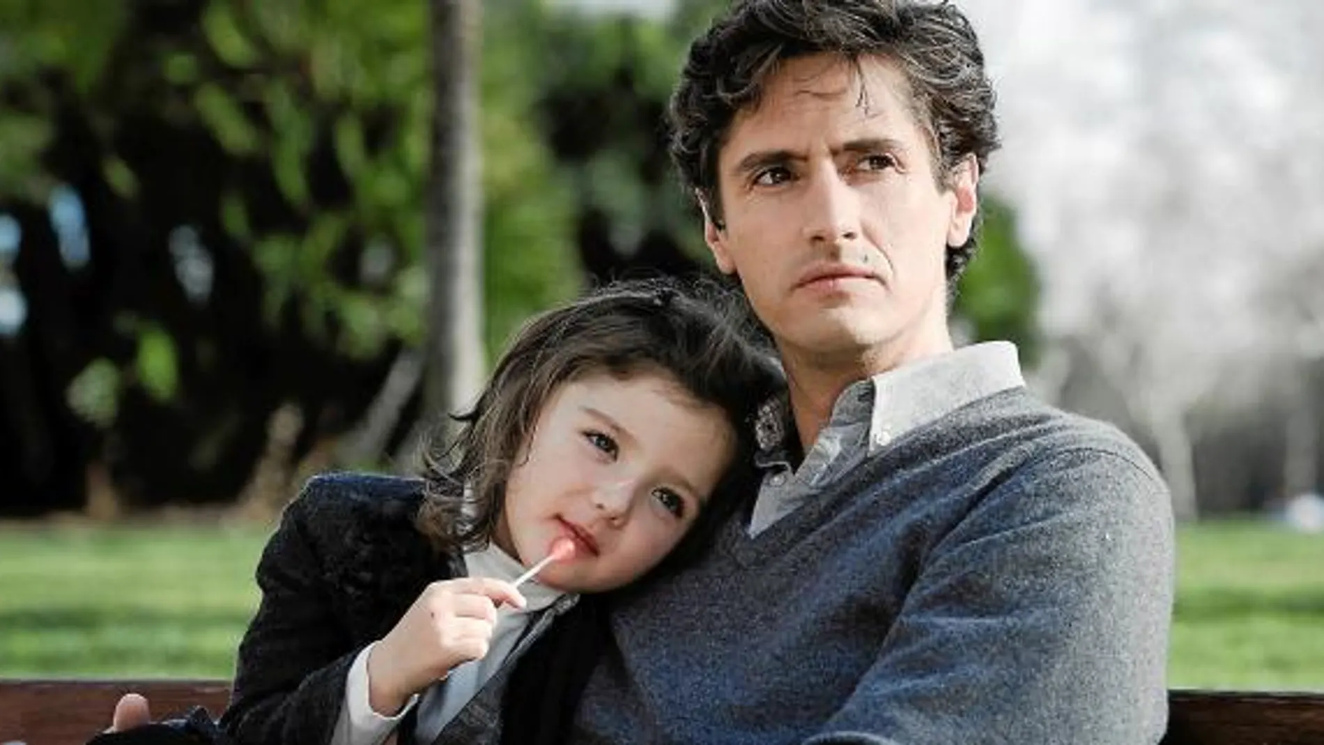Lucía Fernández (en la imagen, junto a Juan Diego Botto), pasó un casting de 400 niños para conseguir el papel. Najwa Nimri definió el talento de Lucía, de tan sólo cuatro años, como «increíble»