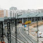 Imagen de la playa de vías que permiten la entrada del AVE a Valencia. Al fondo, la estación