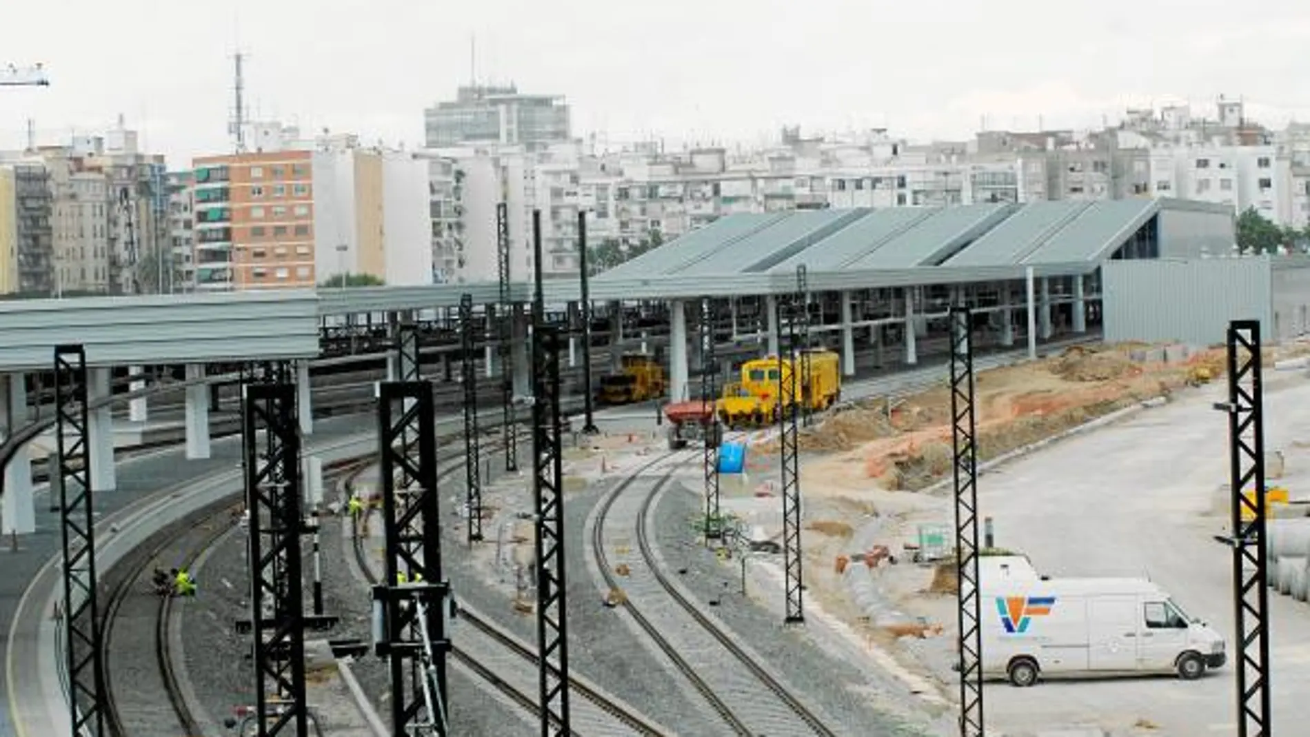 Imagen de la playa de vías que permiten la entrada del AVE a Valencia. Al fondo, la estación