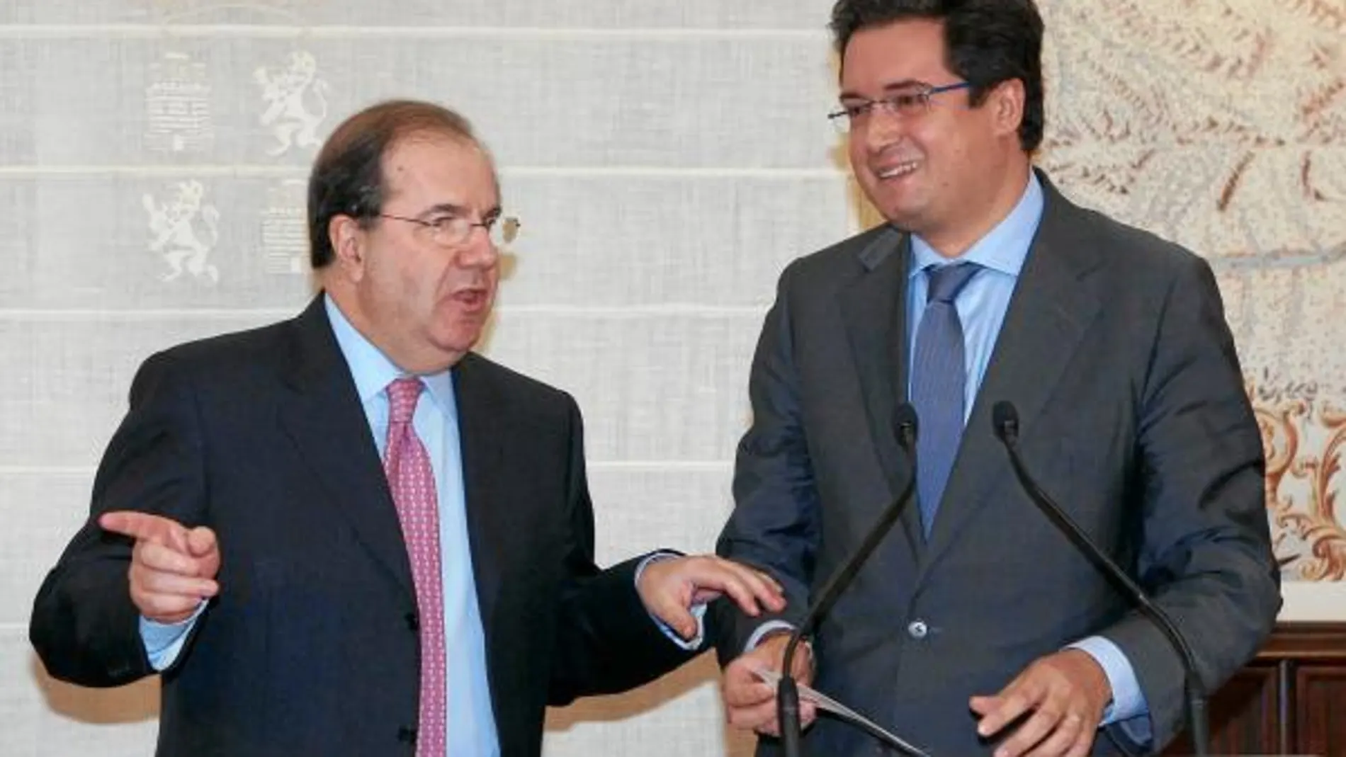 El presidente Juan Vicente Herrera y el líder socialista, Óscar López, explican el Plan de Convergencia Interior