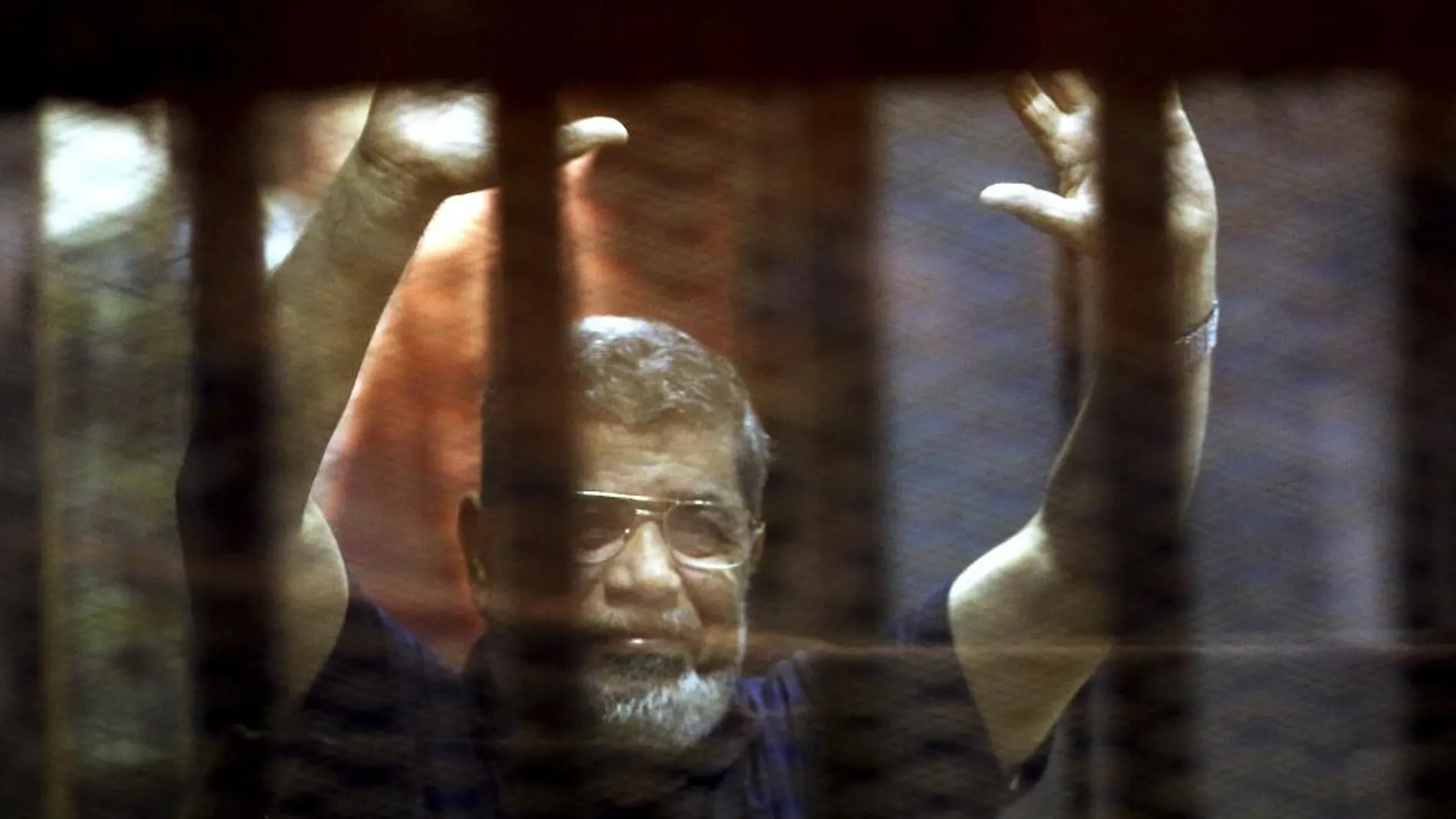 El expresidente egipcio Mohamed Mursi tras conocer su sentencia.