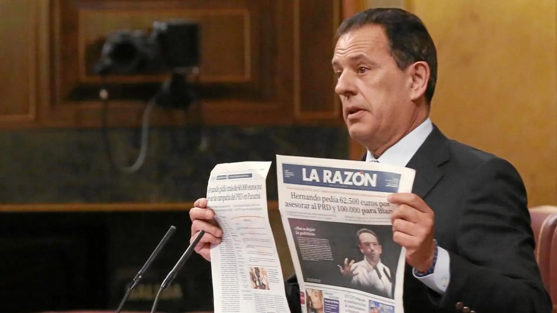 Rafael Merino con la portada del periódico en la que se publica que Hernando pidió 62.500 euros para asesorar al PRD en Panamá siendo diputado