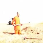 Un rehén del ISIS cava su propia tumba antes de ser decapitado