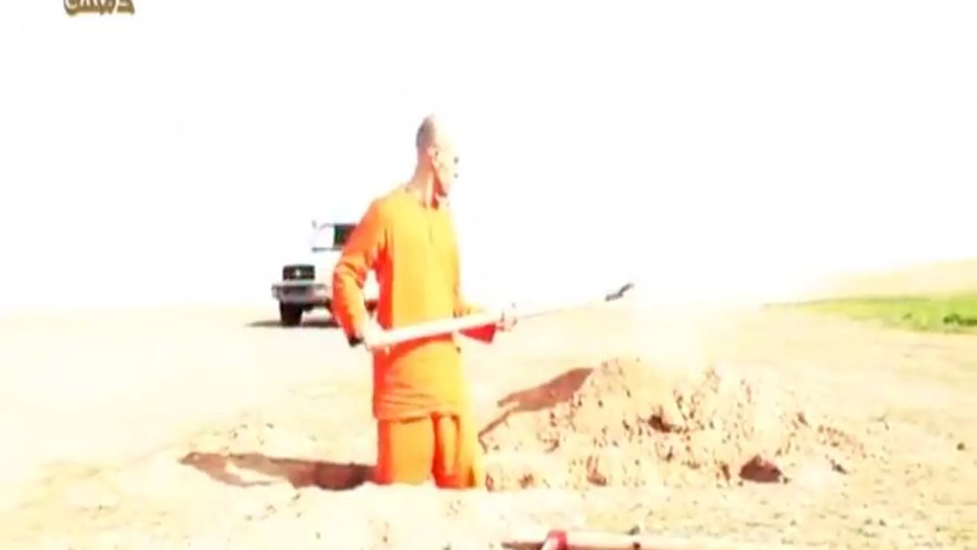 Un rehén del ISIS cava su propia tumba antes de ser decapitado