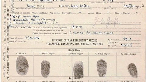 Dedo a dedo. Ficha de prisionero de Grass que indica que estuvo en la SS