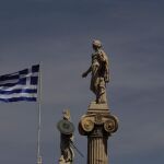Una bandera griega ondea en la Academia de las Artes y las Ciencias de Atenas (Grecia)