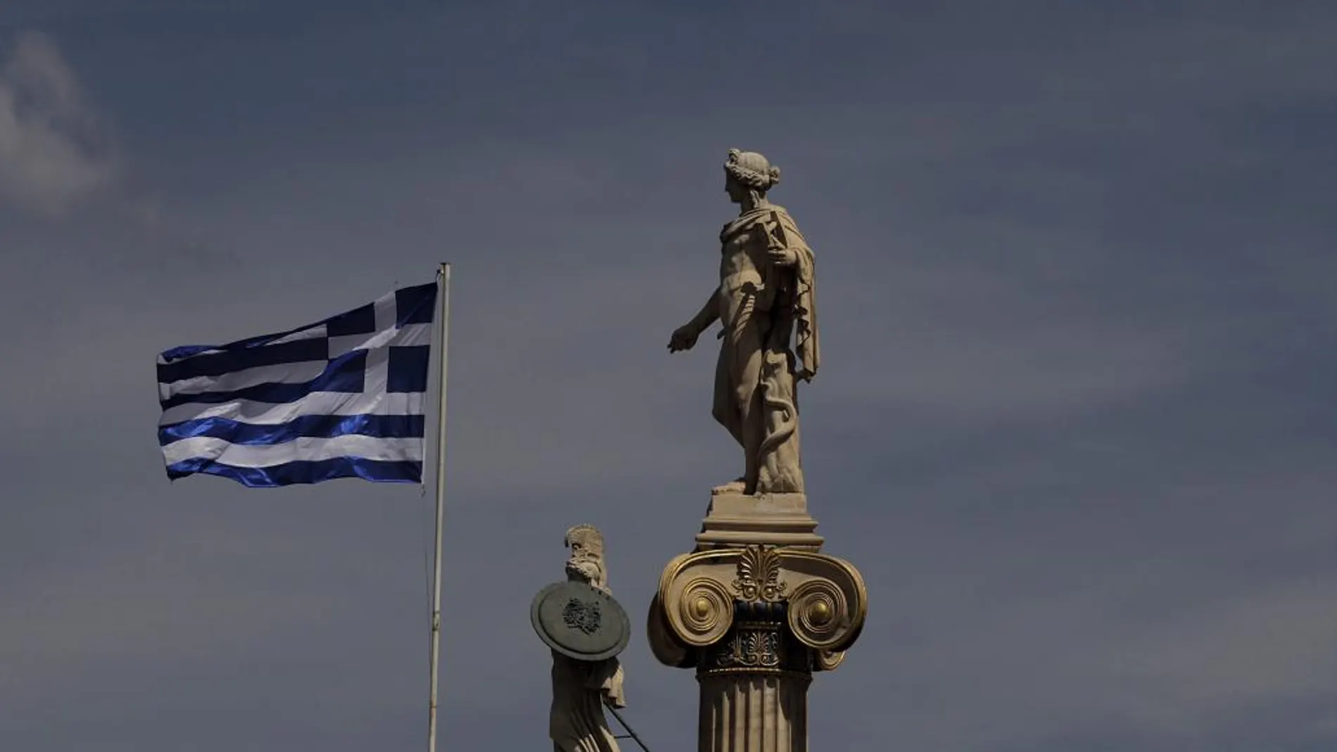 Una bandera griega ondea en la Academia de las Artes y las Ciencias de Atenas (Grecia)