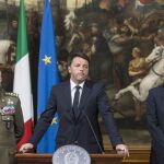 El primer ministro italiano Matteo Renzi (C), acompañado por el general responsable de Defensa, Danilo Errico (izq.) y por el jefe de Policía, Alessandro Pansa (dcha.).